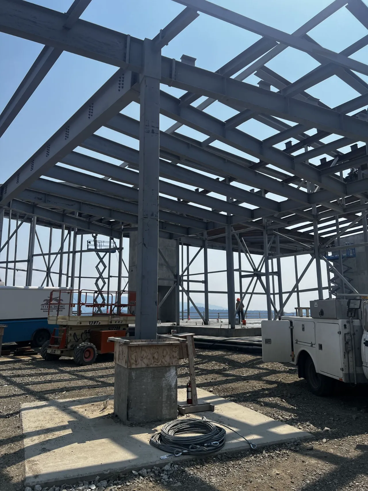 Structural steel installation – Restaurant at The Rise in Vernon